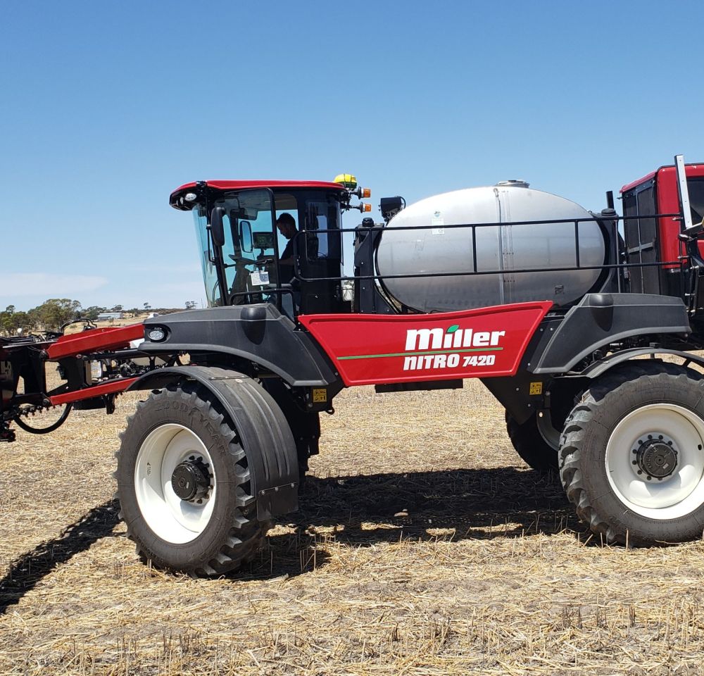 NH SP sprayer & MILLER-JD NITRO